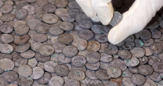 15 kilogramów srebrnych monet odnaleziono w Augsburgu w Niemczech. Bezcenny skarb pochodzi z czasów rzymskich i czeka już na renowację. 