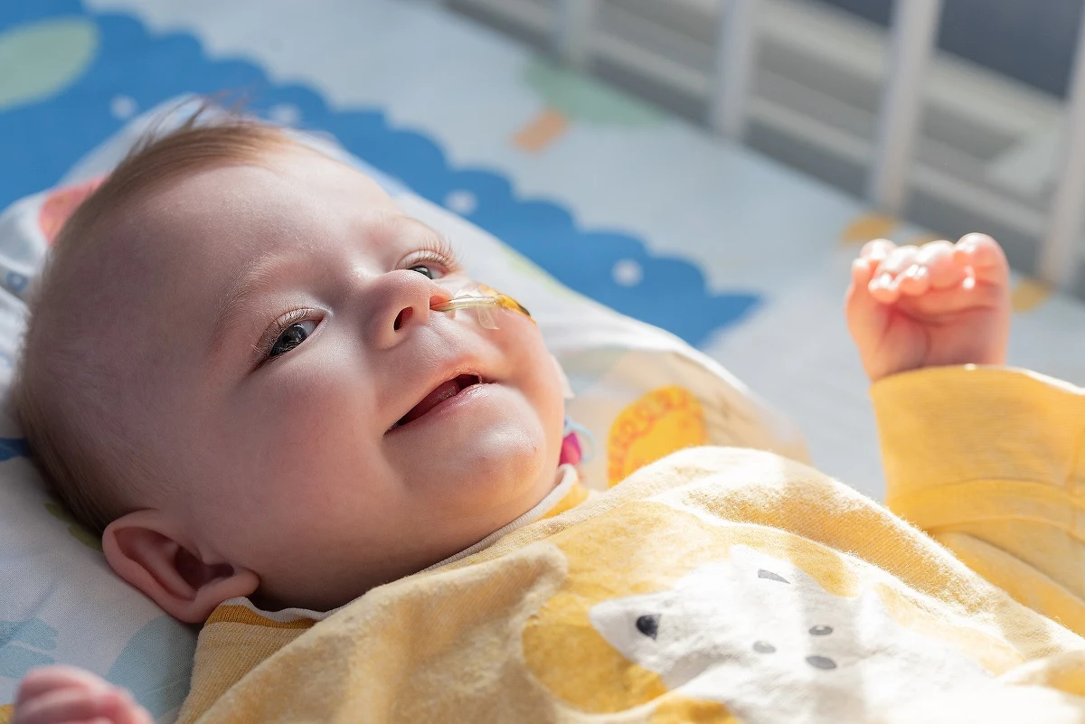 Dla 8-miesięcznego Marcinka do tej pory szpital był domem, a rodziną – przyszywane ciocie i wujkowie, czyli lekarze i pielęgniarki z Instytutu Centrum Zdrowia Matki Polki w Łodzi. Chłopiec ma opuścić placówkę za około dwa miesiące i dlatego dotychczasowi opiekunowie poszukują specjalistycznej rodziny zastępczej dla chłopczyka, który wymaga troskliwej opieki i rehabilitacji. 