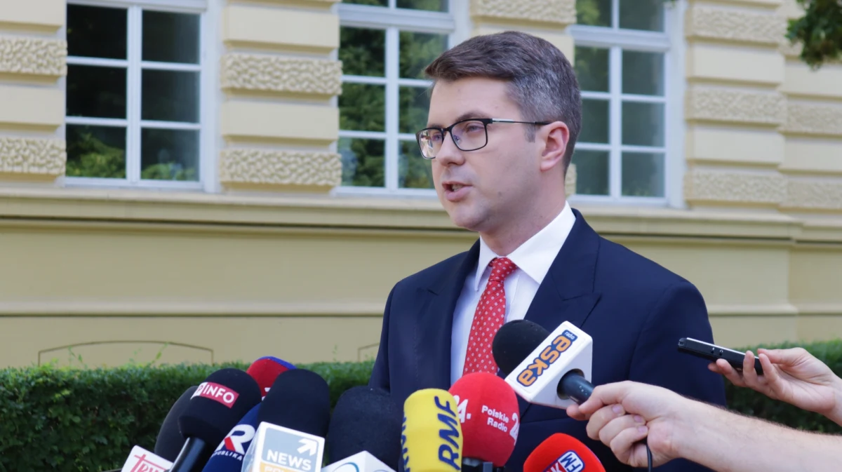 „Jeżeli chodzi o działania Komisji Europejskiej, to w tej chwili można spodziewać się różnych wariantów, łącznie z tym, że faktycznie w tym roku samej zaliczki nie będzie” - powiedział w środę Piotr Müller. Rzecznik rządu zdradził też, że trwają prace nad zmianami w wymiarze sprawiedliwości.