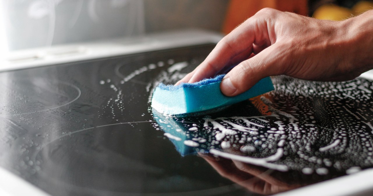 Płytę indukcyjną myję tylko tym. Zarysowania i ślady palców to przeszłość