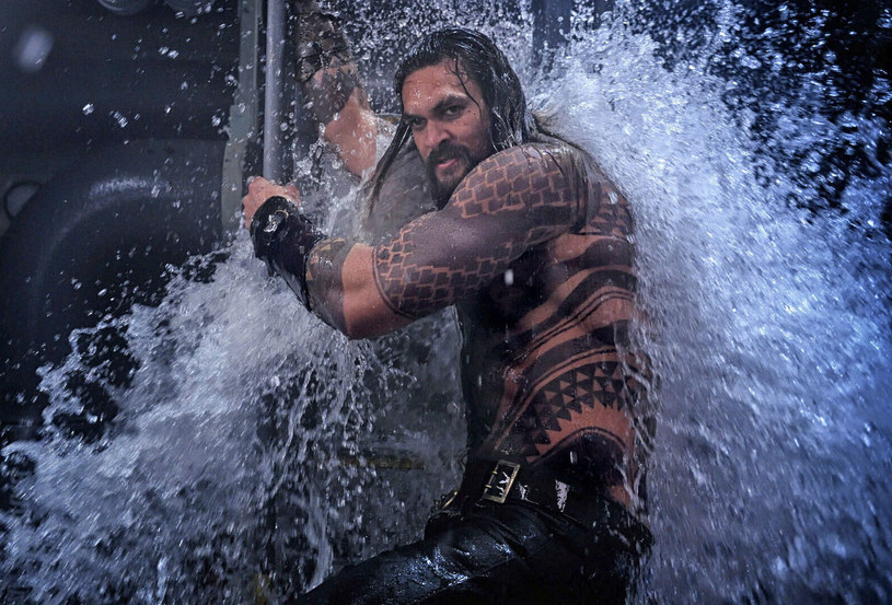 Sequel filmu "Aquaman" ma oszołomić widzów niezwykłymi efektami specjalnymi, w dużej części kręconymi pod wodą. Realizacja tych scen była jednak trudna i niebezpieczna, o czym przekonał się odtwórca tytułowej roli. Jason Momoa na planie filmu odniósł kilka bardzo bolesnych obrażeń. "Jestem starzejącym się superbohaterem" - skwitował gorzko swoje kontuzje.