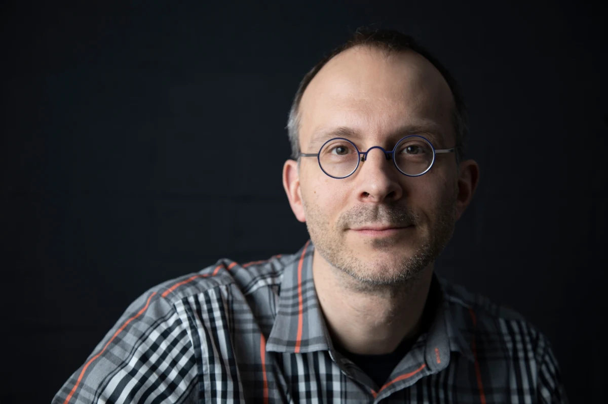 Przewidywana temperatura mierzona w stopniach, inflacja w punktach procentowych, projekcje liczby zarażonych w setkach i tysiącach, zakładana popularność polityczna na infografikach. Codziennie podajemy wam przeróżne dane - z dziedziny ekonomii i medycyny, wyniki sondaży. Pewnie nie tylko ja się często zastanawiam, na ile są wiarygodne, jak bardzo możemy ufać statystyce. Dlatego zaprosiłem do rozmowy fachowca.    