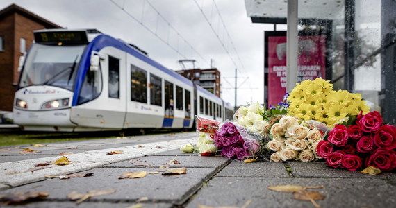​Holenderska policja poinformowała PAP, że wepchnięty pod tramwaj 39-latek, który zginął w poniedziałek w Hadze, był Polakiem. Funkcjonariusze zatrzymali 18-latka i dwóch 15-latków, którzy dobrowolnie zgłosili się na posterunek w związku ze sprawą.