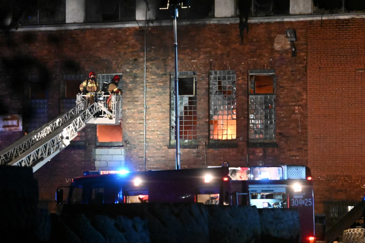 Ponad 40 strażaków walczy z ogniem w zakładzie przetwórstwa opon. Jak informują strażacy, pożar jest bardzo rozwinięty. Wojewoda zaapelował do mieszkańców kilku dzielnic o zamknięcie okien i niewychodzenie z domów.