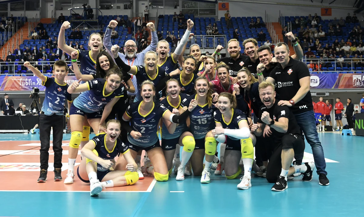 ​Siatkarki Developresu Bella Dolina Rzeszów wygrały w Lublinie z Grupą Azoty Chemikiem Police 3:2 (25:12, 25:21, 21:25, 23:25, 15:12) i po raz pierwszy zdobyły Superpuchar Polski.