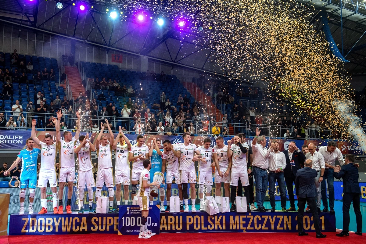 ​Siatkarze Jastrzębskiego Węgla wygrywając w Lublinie z Grupa Azoty Zaksą Kędzierzyn-Koźle 3:0 (25:18, 25:22, 30:28) zdobyli Superpuchar Polski. Drużyna z Jastrzębia Zdroju po raz pierwszy sięgnęła po to trofeum.