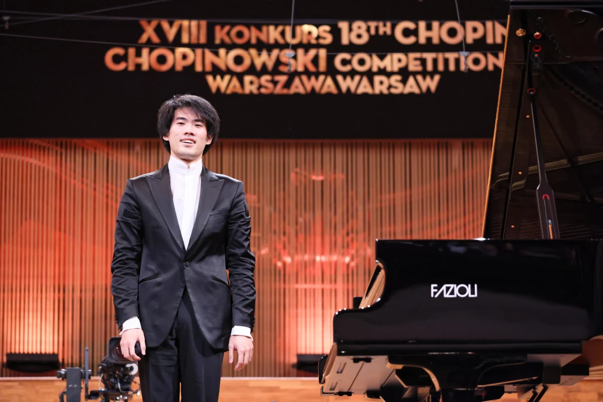 ​Bruce (Xiaoyu) Liu z Kanady zajął I miejsce w XVIII Międzynarodowym Konkursie Pianistycznym im. Fryderyka Chopina - podał w nocy dyrektor Narodowego Instytutu Fryderyka Chopina Artur Szklener. Werdykt ogłoszono kilka minut po godz. drugiej. Szklener podkreślił, że obradowano wyjątkowo długo, ponieważ niełatwo było podjąć decyzję.