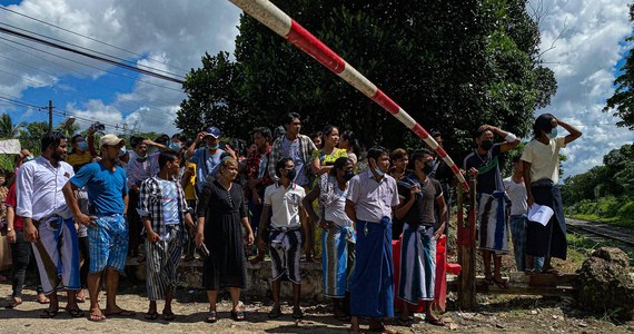 Odkąd w lutym junta wojskowa przejęła władzę w Birmie, tysiące mieszkańców z przygranicznych wiosek w obawie przed represjami uciekają do Indii. Uchodźców jest tak wielu, że regionowi grozi kryzys migracyjny - pisze dziennik "New York Times".