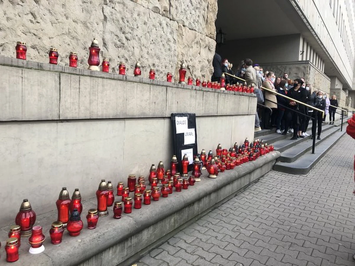 Rząd zniczy i hasło "Dialog umarł - czekamy, aż się odrodzi" - tak o poranku wyglądało wejście do Sądu Okręgowego w Warszawie. To protest pracowników tego oraz innych sądów, którzy już od trzech tygodni w czerwonym miasteczku przed Ministerstwem Sprawiedliwości sprzeciwiają się polityce resortu.