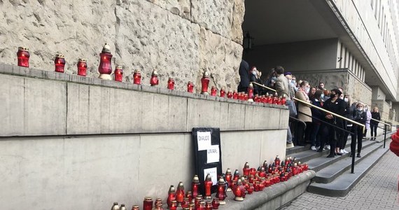 Rząd zniczy i hasło "Dialog umarł - czekamy, aż się odrodzi" - tak o poranku wyglądało wejście do Sądu Okręgowego w Warszawie. To protest pracowników tego oraz innych sądów, którzy już od trzech tygodni w czerwonym miasteczku przed Ministerstwem Sprawiedliwości sprzeciwiają się polityce resortu.