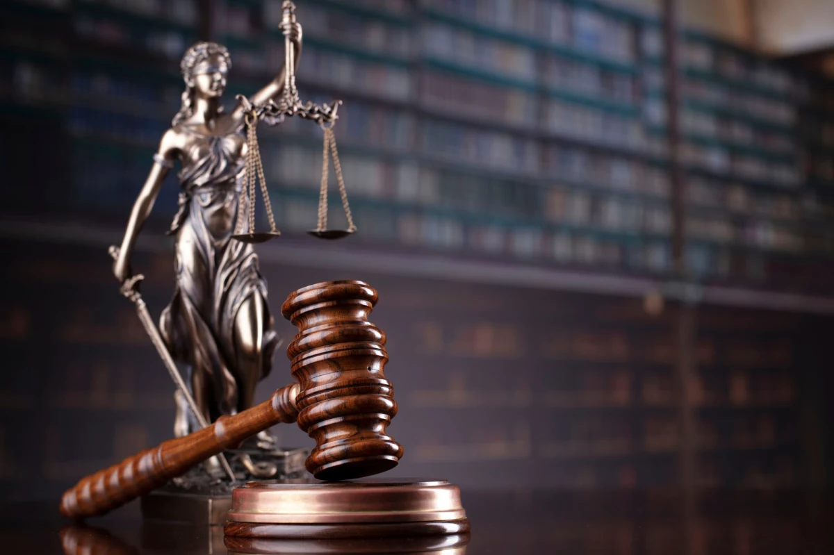 Sądowy finał głośnej sprawy położnej zwolnionej dyscyplinarnie ze szpitala w Nowym Targu na początku pandemii. Renata Piżanowska została zwolniona w trybie natychmiastowym za zamieszczenie wpisu w mediach społecznościowych ze zdjęciami jej dłoni po 12 godzinach stosowania środków dezynfekujących i maseczki, którą sama musiała sobie zrobić. 