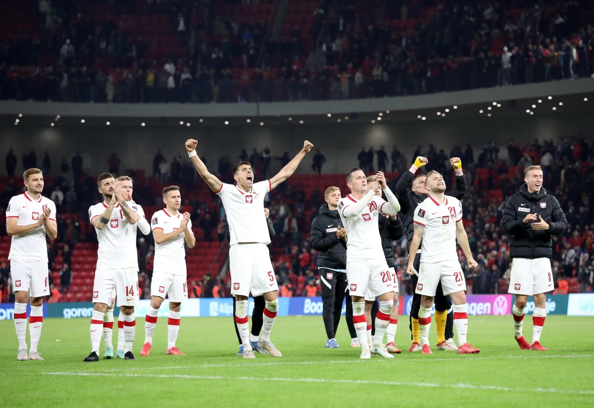 Reprezentacja Polski awansowała z 24. na 23. miejsce w rankingu Międzynarodowej Federacji Piłkarskiej (FIFA). Liderem pozostała Belgia, druga jest nadal Brazylia, a trzecia Francja.