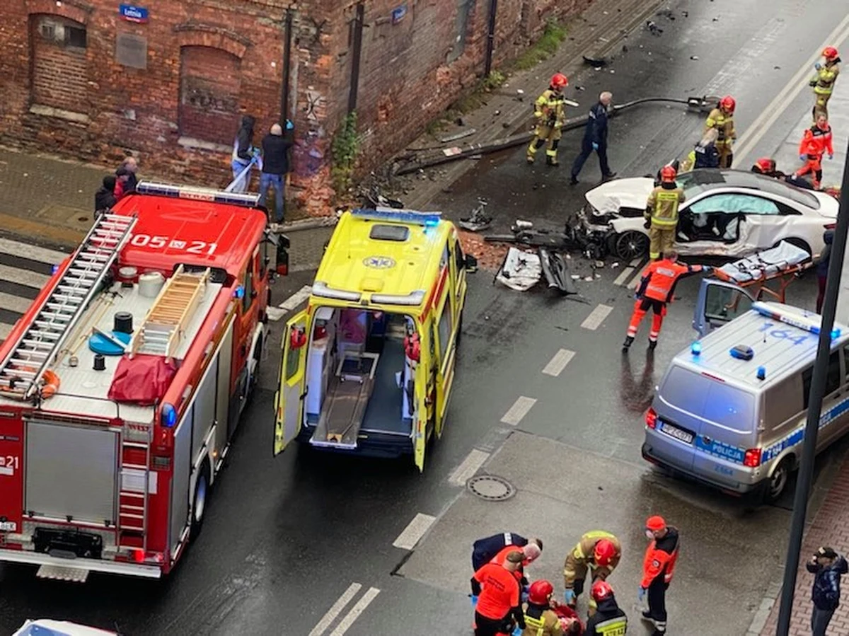 Wypadkiem zakończył się policyjny pościg w Warszawie. Trzy osoby trafiły do szpitala.