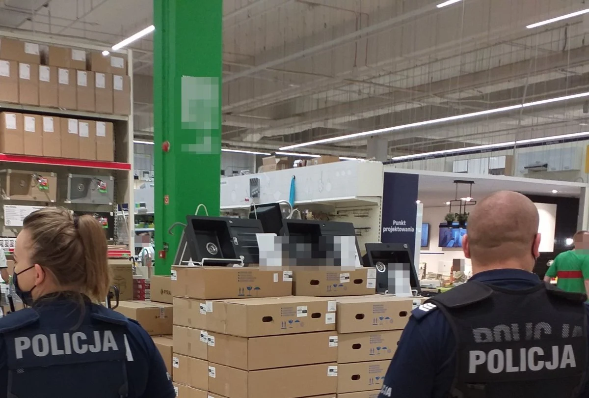 Blisko 2 tys. mandatów za nieprzestrzeganie obowiązku zakrywania ust i nosa wystawili policjanci od początku października w woj. lubelskim. W galeriach handlowych, restauracjach, autobusach komunikacji miejskiej w Lublinie trwają intensywne kontrole dotyczące przestrzegania obostrzeń sanitarnych.