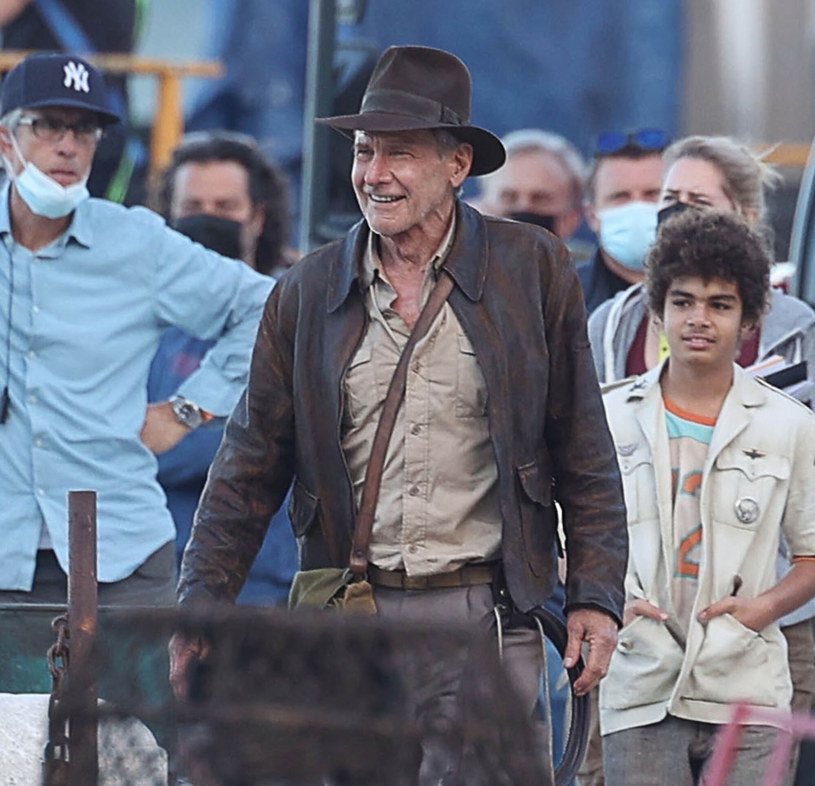 Harrison Ford powrócił na plan filmu "Indiana Jones 5", który reżyseruje James Mangold. 79-letni aktor musiał zrobić sobie długą przerwę po tym, jak odniósł kontuzję ramienia podczas kręcenia jednej ze scen.