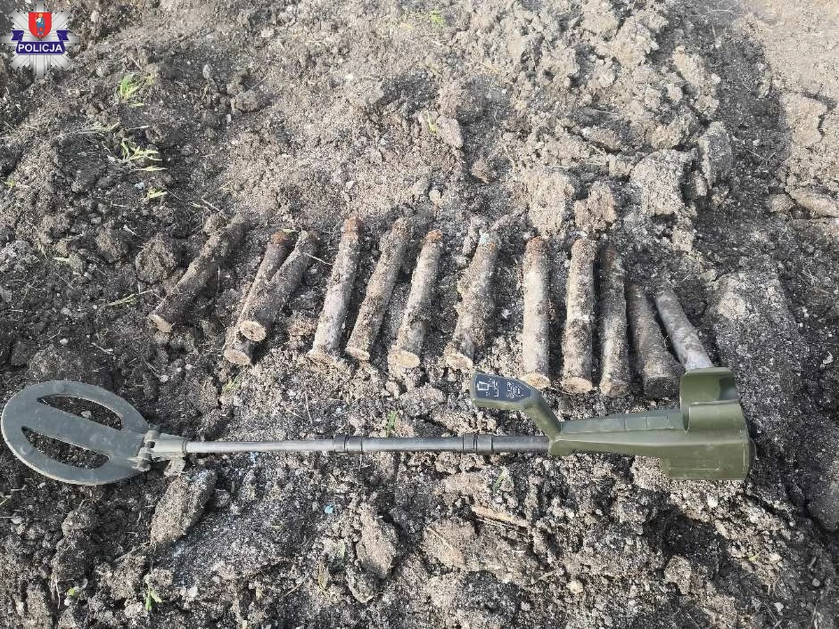 Mieszkaniec gminy Komarów Osada, wykonując prace polowe, znalazł pociski. Przerwał pracę i o znaleziskach powiadomił policjantów. Ci zabezpieczyli teren. Neutralizacją zagrożenia zajął się patrol saperski.