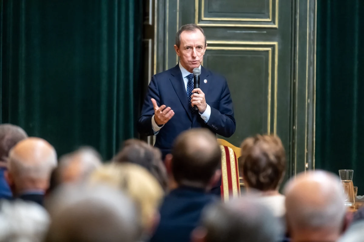 Decyzja o pozostawieniu bez rozpoznania wniosku o uchylenie immunitetu marszałkowi Senatu Tomaszowi Grodzkiemu jest bezpodstawna, ma na celu blokowanie procedury, jest kolejnym dowodem sabotowania prokuratorskiego postępowania przez Senat - oświadczyła Prokuratura Krajowa.