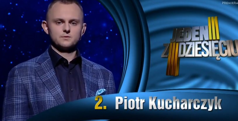 "Jeden z dziesięciu" to teleturniej, który od lat cieszy się ogromną popularnością. Kilku jego zwycięzców przeszło do historii telewizji. Głośno było również o uczestnikach, którzy może i nie zwyciężyli w show, ale zapisali się w pamięci widzów. Taką osobą z pewnością jest pan Piotr ze Starachowic.