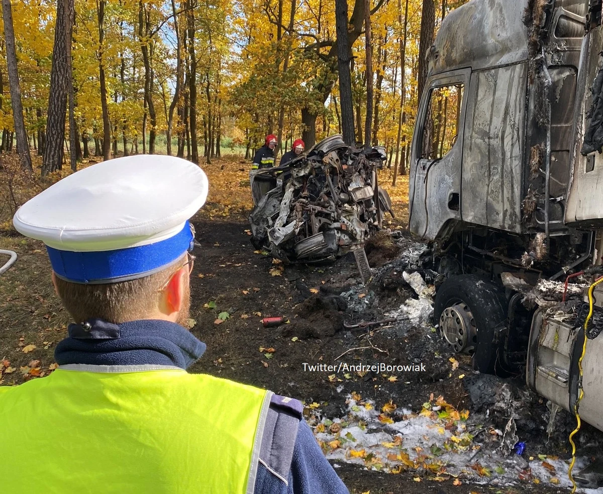 Tragiczny wypadek na drodze wojewódzkiej nr 434 między Śremem a Kórnikiem w Wielkopolsce. Trzy osoby zmarły po zderzeniu auta osobowego z dwoma innymi samochodami. Ścigany przez policjantów Opel Astra po zderzeniu stanął w płomieniach; z wraku wydobyto szczątki dwóch osób.