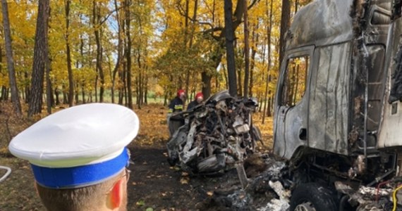 Tragiczny wypadek na drodze wojewódzkiej nr 434 między Śremem a Kórnikiem w Wielkopolsce. Trzy osoby zmarły po zderzeniu auta osobowego z dwoma innymi samochodami. Ścigany przez policjantów Opel Astra po zderzeniu stanął w płomieniach; z wraku wydobyto szczątki dwóch osób.