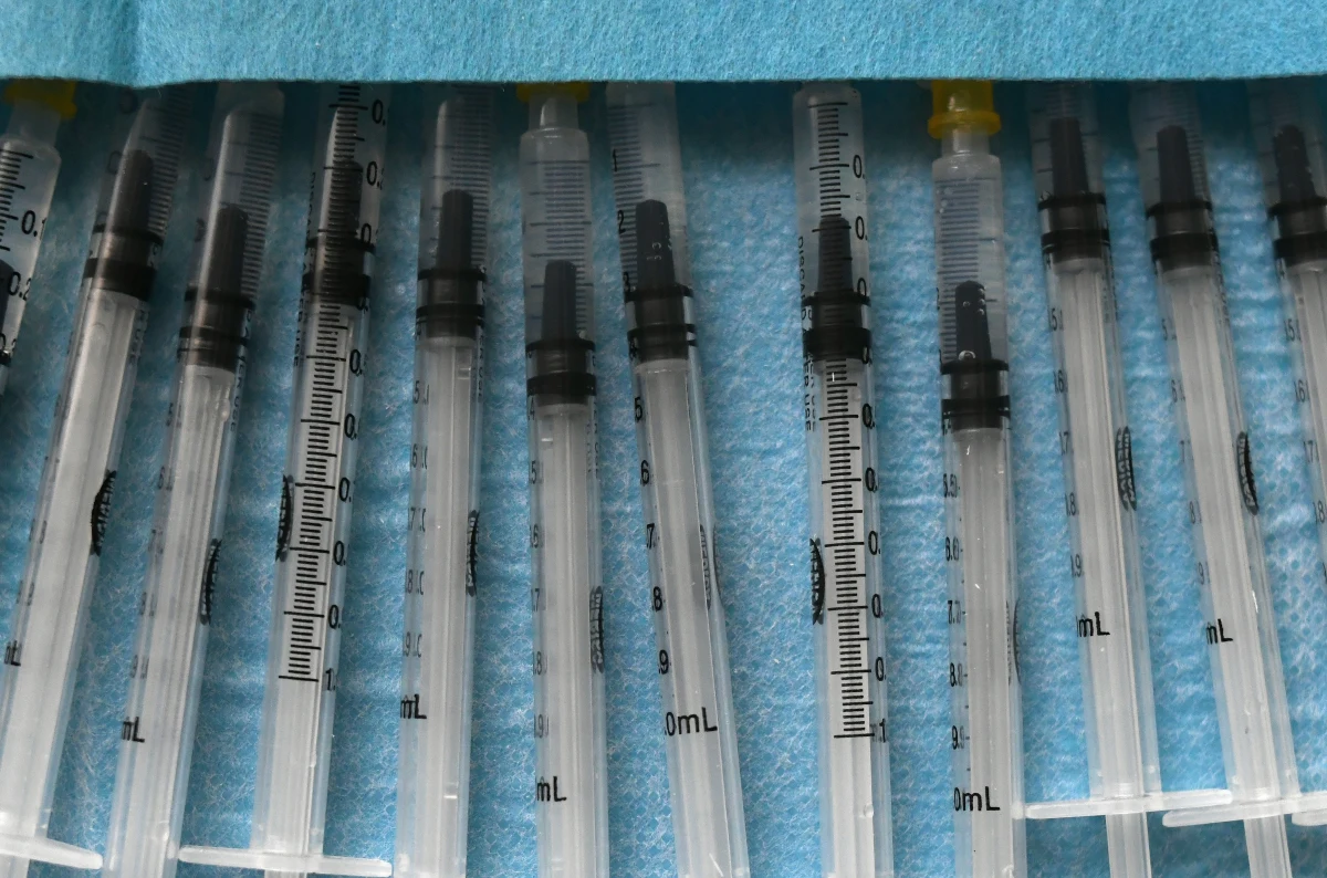 Za maksymalnie dwa tygodnie trzecia dawka szczepionki będzie dostępna dla wszystkich osób pełnoletnich – zapowiada w RMF FM rzecznik Ministerstwa Zdrowia Wojciech Andrusiewicz. Żeby z niej skorzystać, od podstawowego szczepienia będzie musiało minąć 6 miesięcy.