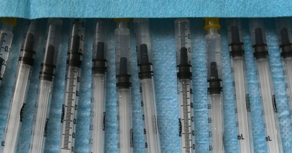 Za maksymalnie dwa tygodnie trzecia dawka szczepionki będzie dostępna dla wszystkich osób pełnoletnich – zapowiada w RMF FM rzecznik Ministerstwa Zdrowia Wojciech Andrusiewicz. Żeby z niej skorzystać, od podstawowego szczepienia będzie musiało minąć 6 miesięcy.
