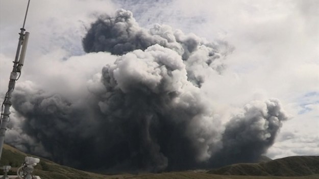 Wulkan Aso wybuchł niespodziewanie, wyrzucając kłęby dymu i sadzy. Zagrożonych jest kilka miejscowości. Wulkanolodzy badają skład powietrza.