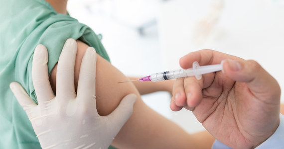 Dawka przypominająca szczepionki koncernu Pfizer/BioNTech przeciw Covid-19 wykazała w trzeciej fazie badania wysoką skuteczność przeciw wirusowi, w tym wariantowi Delta - przekazano. Badanie przeprowadzono na próbie 10 tys. uczestników powyżej 16. roku życia, a efektywność wyniosła 95,6 proc.