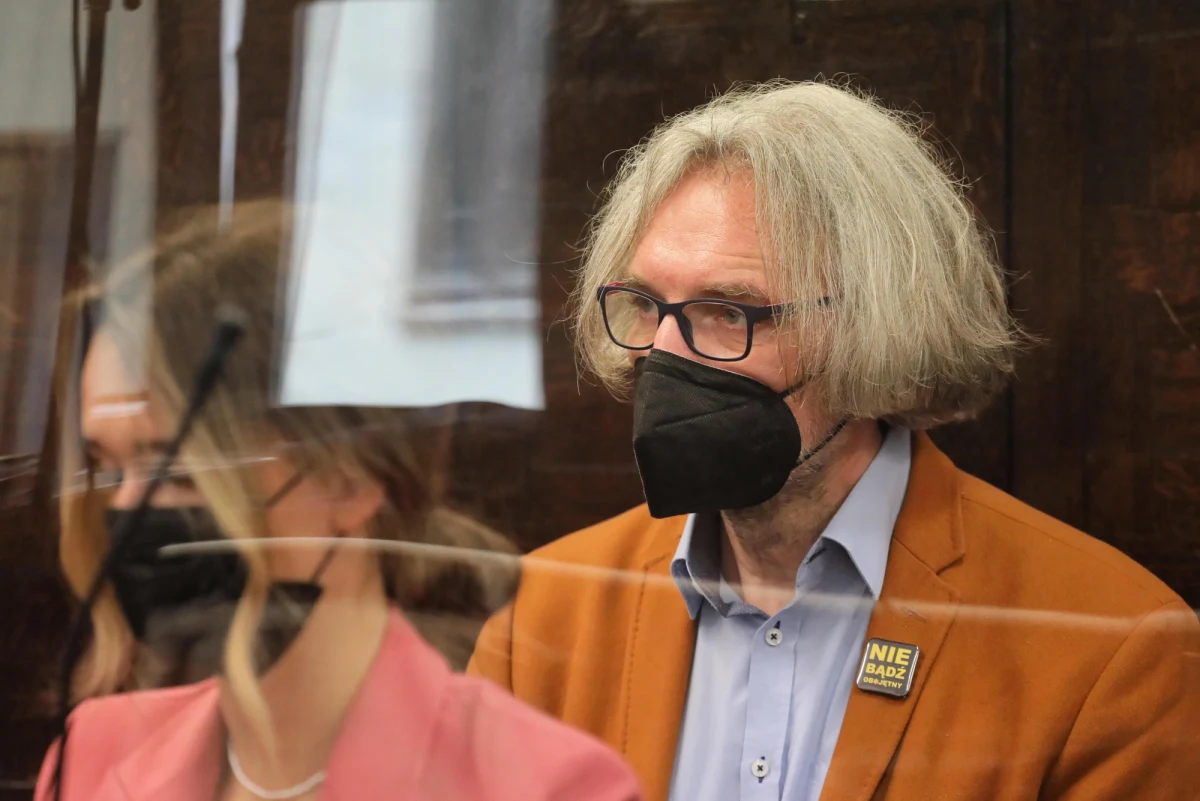 ​Dopiero w grudniu ruszy ponowny proces byłego lidera KOD Mateusza Kijowskiego oskarżonego o poświadczenie nieprawdy w fakturach za obsługę informatyczną. W pierwszym procesie przed pruszkowskim sądem skazano go na rok więzienia w zawieszeniu; orzeczenie uchylono jednak w wyniku apelacji prokuratury.