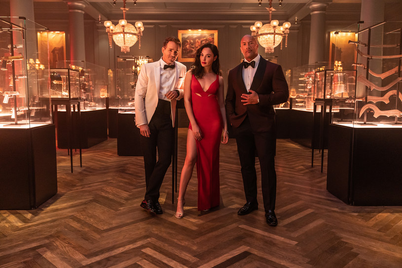 Netflix zaprezentował pierwszy zwiastun filmu "Czerwona nota". Superprodukcja, w której zobaczymy Gal Gadot, Dwayne'a Johnsona i Ryana Reynoldsa, zadebiutuje w ofercie platformy streamingowej 12 listopada.