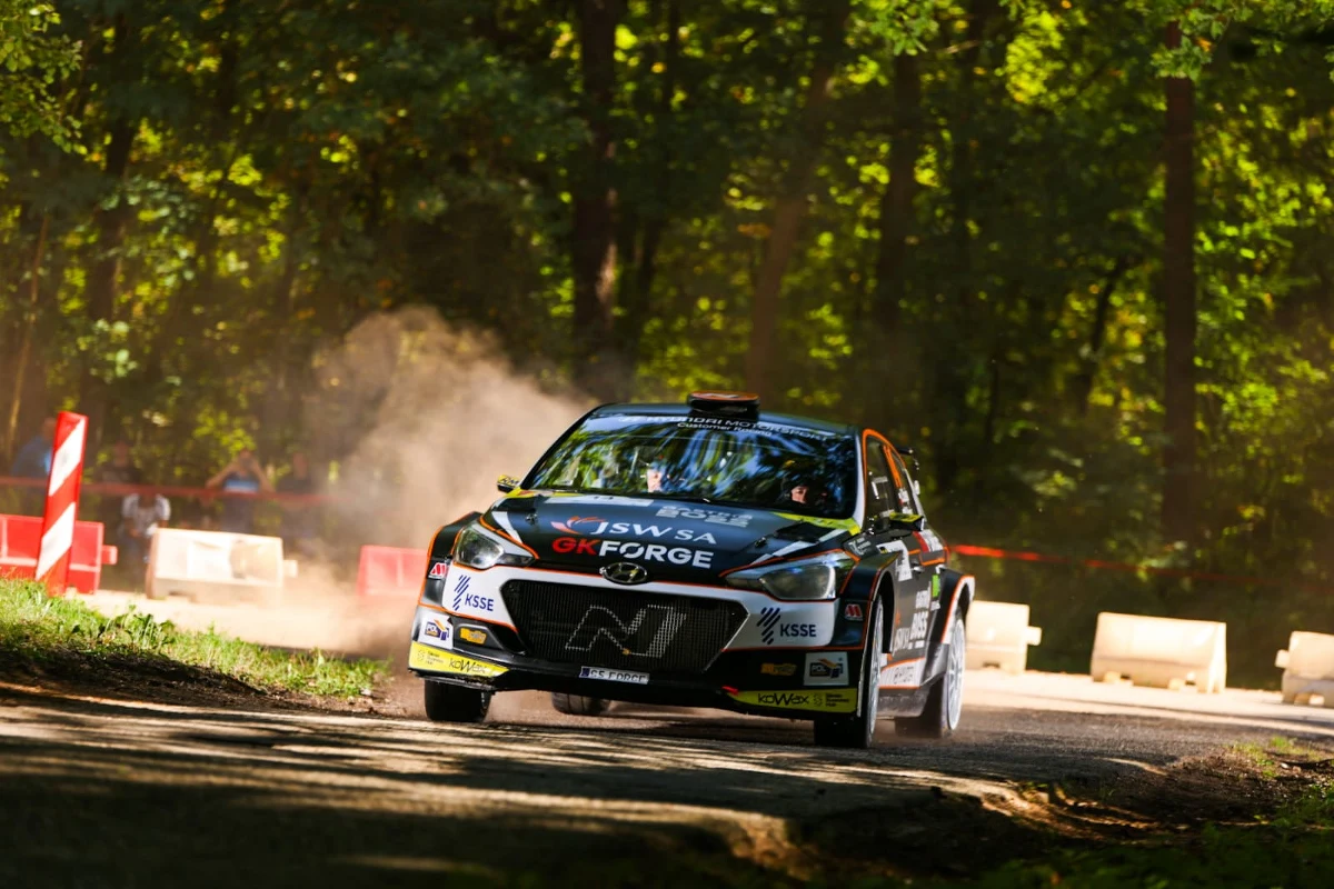 Jarosław i Marcin Szejowie wezmą udział w 66. Rajdzie Wisły. Domowa impreza braci z Ustronia odbędzie się w weekend 22-23 października na odcinkach specjalnych na samym południu kraju. Szejowie przejadą trasę w roli samochodu funkcyjnego i na drzwi swojego samochodu nakleją numer "0".