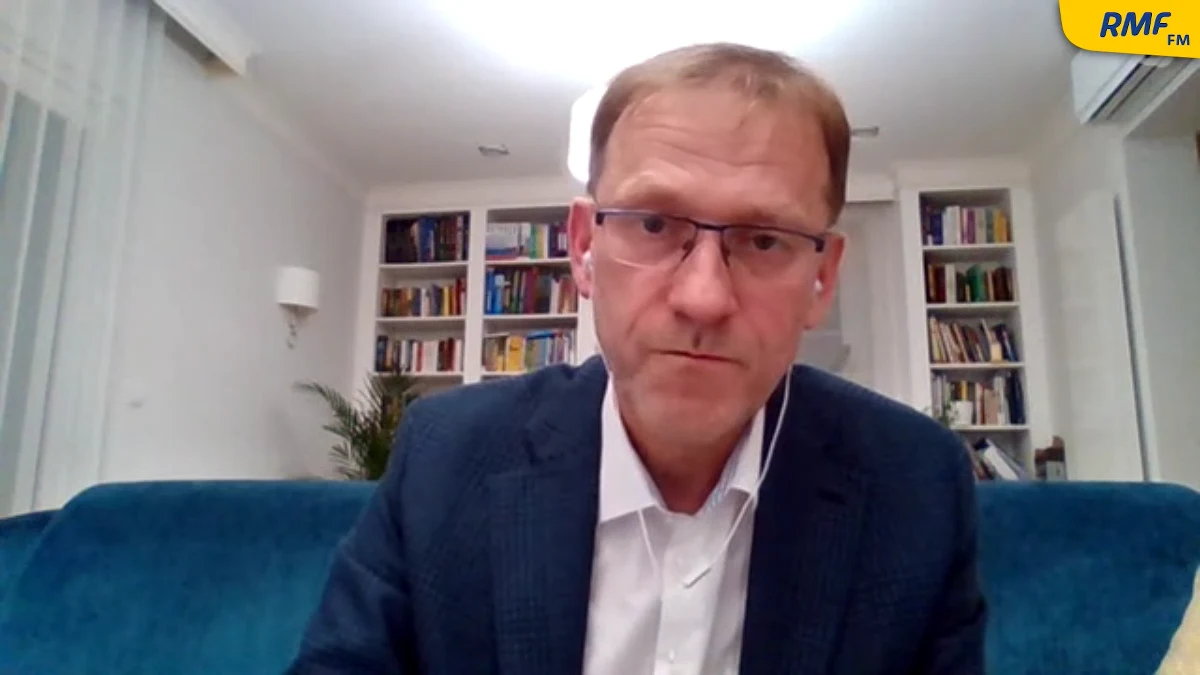 „Mówiliśmy (Rada Medyczna przy premierze – przyp. RMF FM) kiedyś o lockdownach czy o obostrzeniach na poziomie powiatów i to jest jak najbardziej zasadne, natomiast powiem tak: dyskusje w tej chwili idą głównie w tym kierunku, żeby zacząć wreszcie kontrolować przestrzeganie tych środków, które już w tej chwili obowiązują. Jeżeli to będzie w sposób skuteczny wypracowane, przeprowadzone, to myślę, że lockdowny nie będą konieczne. Natomiast jeżeli dalej będzie taki wzrost i brak przestrzegania (obostrzeń – przyp. RMF FM) to nie wykluczałbym lokalnych lockdownów” – powiedział w Popołudniowej rozmowie w RMF FM prof. Krzysztof Tomasiewicz.