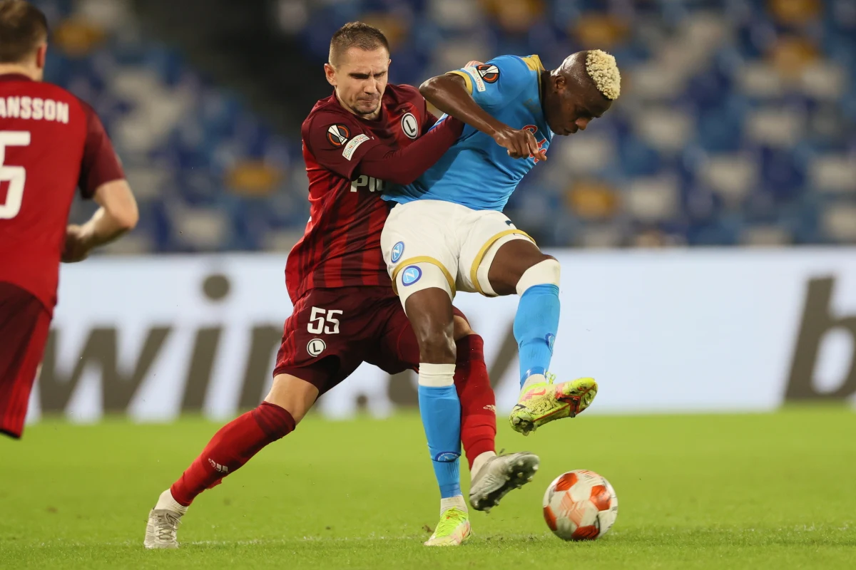 Napoli to lider włoskiej ekstraklasy, który zanotował komplet ośmiu zwycięstw. Legia natomiast na krajowym podwórku spisuje się słabo i w tabeli jest dopiero 15. Faworyta tego spotkania nie było więc trudno wskazać.