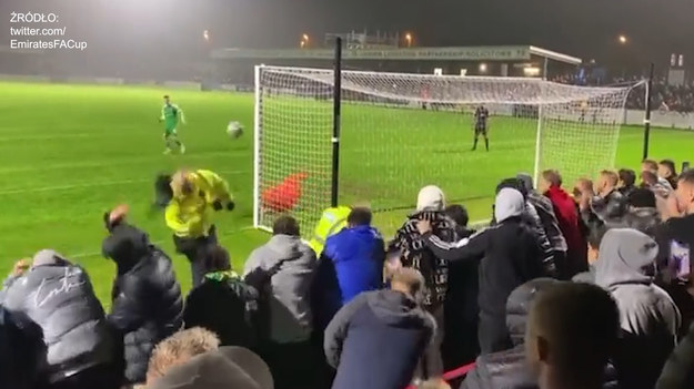 W IV rundzie eliminacyjnej Pucharu Anglii doszło do zabawnej sytuacji. Po 90 minutach na tablicy wyników widniał remis 1-1 i o zwycięstwie zdecydować miały rzuty karne. Przy stanie 2-1 dla Yeovil Town do piłki podszedł zawodnik gości. Trafiając mógł zakończyć spotkanie...
