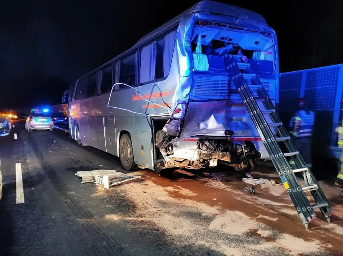 Dziewięć osób zostało rannych po zderzeniu ciężarówki i autokaru na trasie S8 w okolicy Kobyłki (powiat wołomiński, woj. mazowieckie). Na miejscu lądował śmigłowiec Lotniczego Pogotowia Ratunkowego. Droga w kierunku Warszawy jest zablokowana.