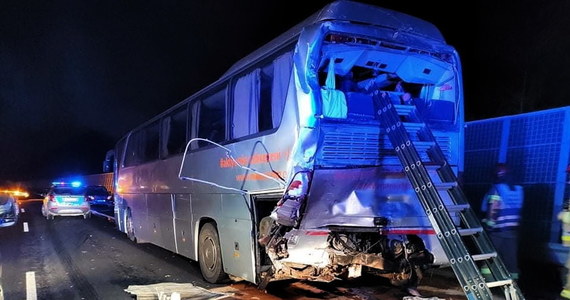 Dziewięć osób zostało rannych po zderzeniu ciężarówki i autokaru na trasie S8 w okolicy Kobyłki (powiat wołomiński, woj. mazowieckie). Na miejscu lądował śmigłowiec Lotniczego Pogotowia Ratunkowego. Droga w kierunku Warszawy jest zablokowana.