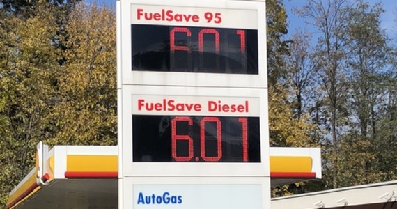 Przed nami kolejny weekend z coraz wyższymi cenami paliw. Już teraz benzyna 95 kosztuje w kraju średnio 5,91 zł, olej napędowy 5,93 zł, natomiast autogaz rekordowe 3,16 zł. Podkreślamy - to są ceny średnie, a więc w wielu miejscach może być znacznie drożej. Zwłaszcza na autostradach.