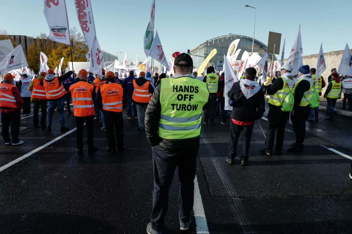 Polscy pracownicy manifestowali w Luksemburgu. Około dwóch tysięcy osób pojechało przed siedzibę Trybunału Sprawiedliwości Unii Europejskiej. Protest był związany z decyzją TSUE, który wiosną nakazał wstrzymanie wydobycia węgla w kopalni Turów.