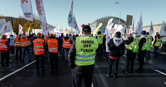 Polscy pracownicy manifestowali w Luksemburgu. Około dwóch tysięcy osób pojechało przed siedzibę Trybunału Sprawiedliwości Unii Europejskiej. Protest był związany z decyzją TSUE, który wiosną nakazał wstrzymanie wydobycia węgla w kopalni Turów.