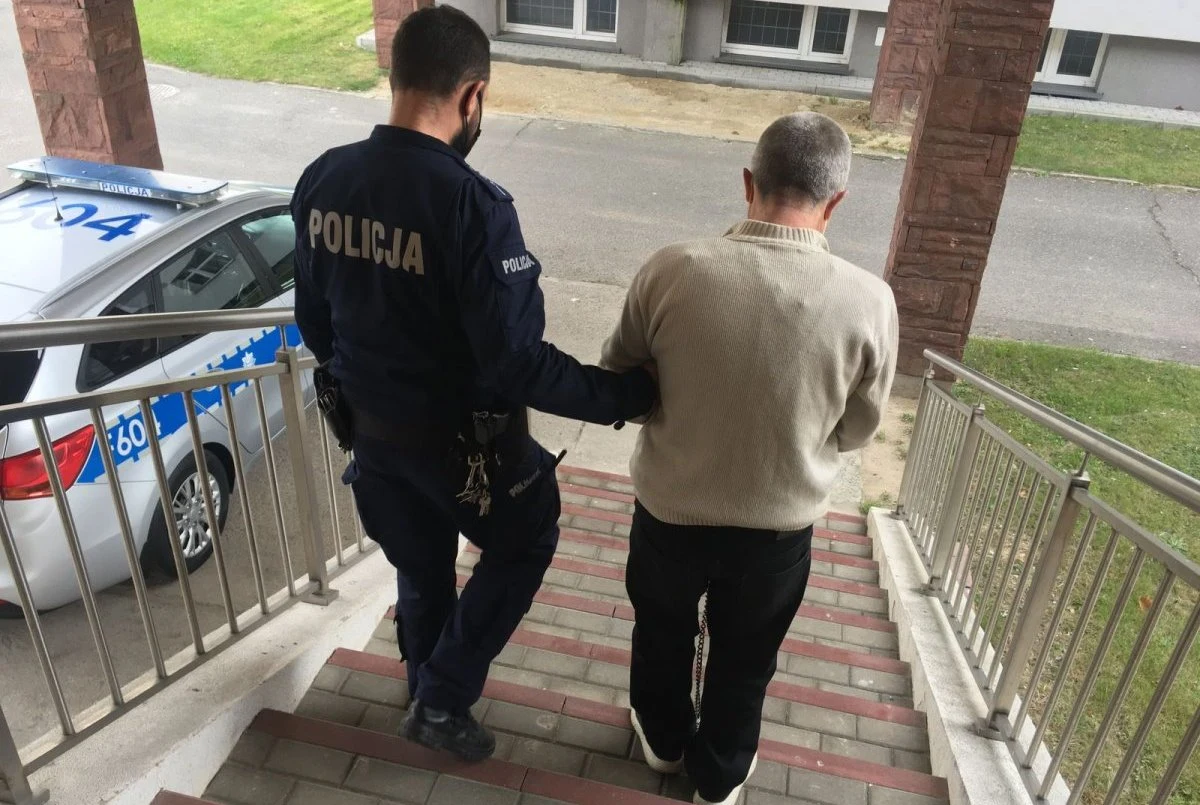 W Błaszkach w powiecie sieradzkim (woj. łódzkie) zatrzymano 50-letniego mężczyznę podejrzanego o zabójstwo żony i próbę zabójstwa znajomego. Sprawca zadał im po kilka ciosów nożem. 48-letnia kobieta zmarła w szpitalu, 41-letni mężczyzna jest ciężko ranny - podała policja.