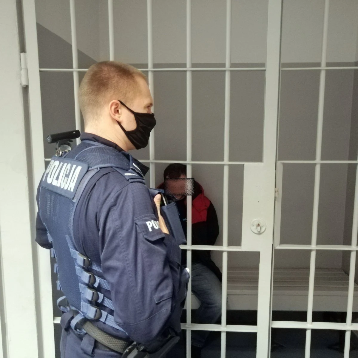 W nocy, w pobliżu stawu w dzielnicy Bytków, patrol zauważył 2 osoby - mężczyznę i dużo młodszą od niego nastolatkę. W ich bagażach policjanci znaleźli narkotyki, a do mieszkania zatrzymanego w Gliwicach musieli wezwać grupę minersko-pirotechniczną, aby móc przeprowadzić przeszukanie. Decyzją sądu podejrzany trafił na 3 miesiące do tymczasowego aresztu.