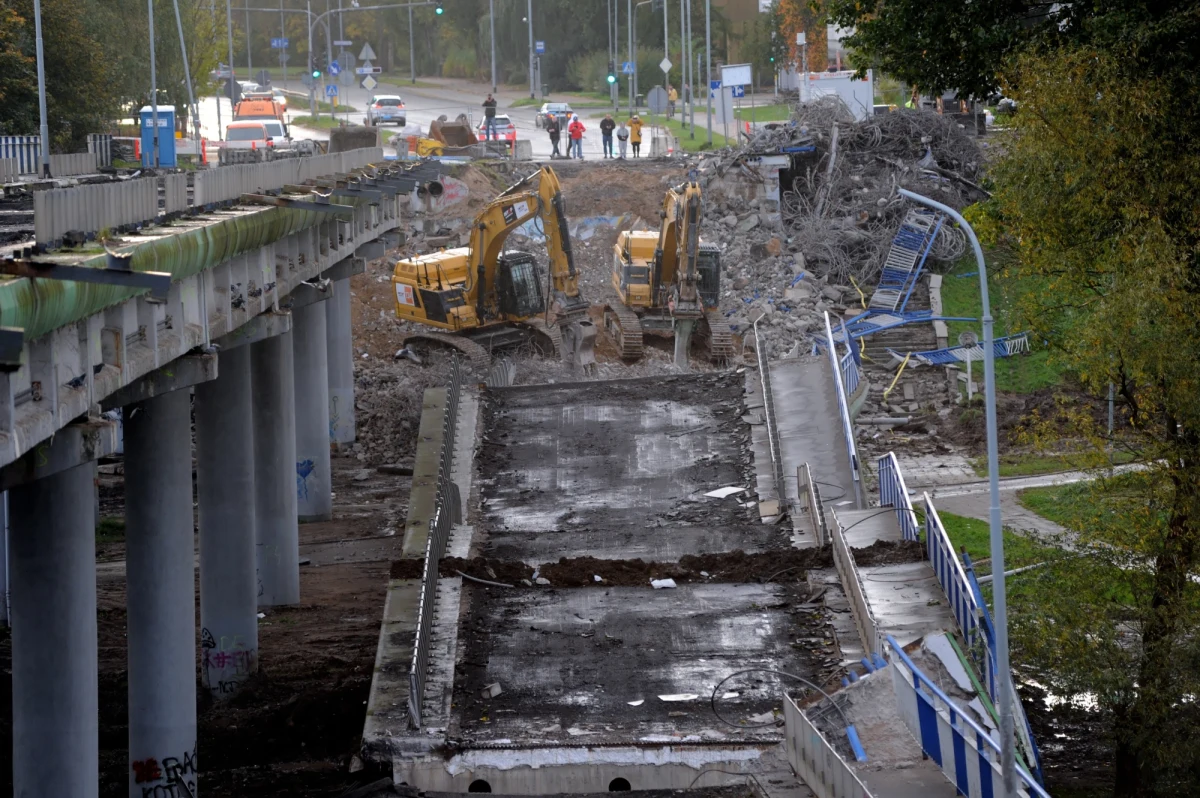 Prokuratura wszczęła śledztwo w sprawie zawalenia się część wiaduktu przy alei Monte Cassino w Koszalinie. Jeden z kierowców uchwycił na filmie moment, kiedy fragment konstrukcji runął na jezdnię tuż przed nadjeżdżającymi samochodami. 