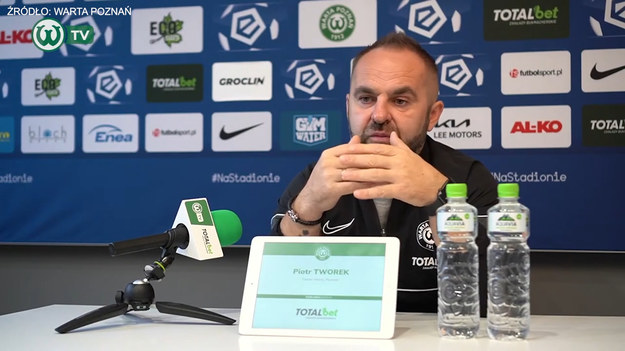 Trener Piotr Tworek na konferencji prasowej przed meczem PKO Ekstraklasy Warta Poznań - Stal Mielec mówił o tym, jak reaguje na trudną sytuację swojego zespołu w tabeli: - Warta Poznań dla nas wszystkich jest teraz wielkim zmartwieniem. Skłamałbym mówiąc, że nic się nie dzieje, że jestem spokojny. To siedzi w głowie. Nie po to dwa lata ciężko pracowaliśmy, by teraz zlekceważyć ten trudny moment. Nawet jeśli człowiek czasem chce się oderwać od tych zawodowych rzeczy, to się nie da. Tak mój organizm reaguje. Człowiek nie chce niczego zaniedbać, dodatkowo natchnąć zespół. Inaczej się śpi, funkcjonuje, myśli.