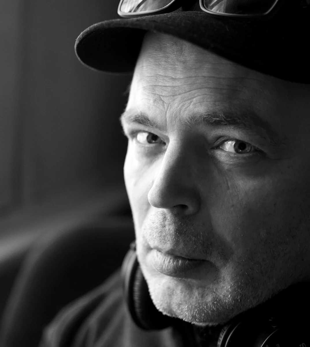 Cytować na wstępie artykułu oficjalny biogram w Wikipedii to jak zaczynać zdanie od "więc". Więc, zanim sam napiszę coś o moim literackim bohaterze i zaprezentuję własny wywiad, przytoczę hasło z Wiki i od razu sam sobie wpiszę jedynkę do dzienniczka na tej lekcji języka polskiego z literatury współczesnej.