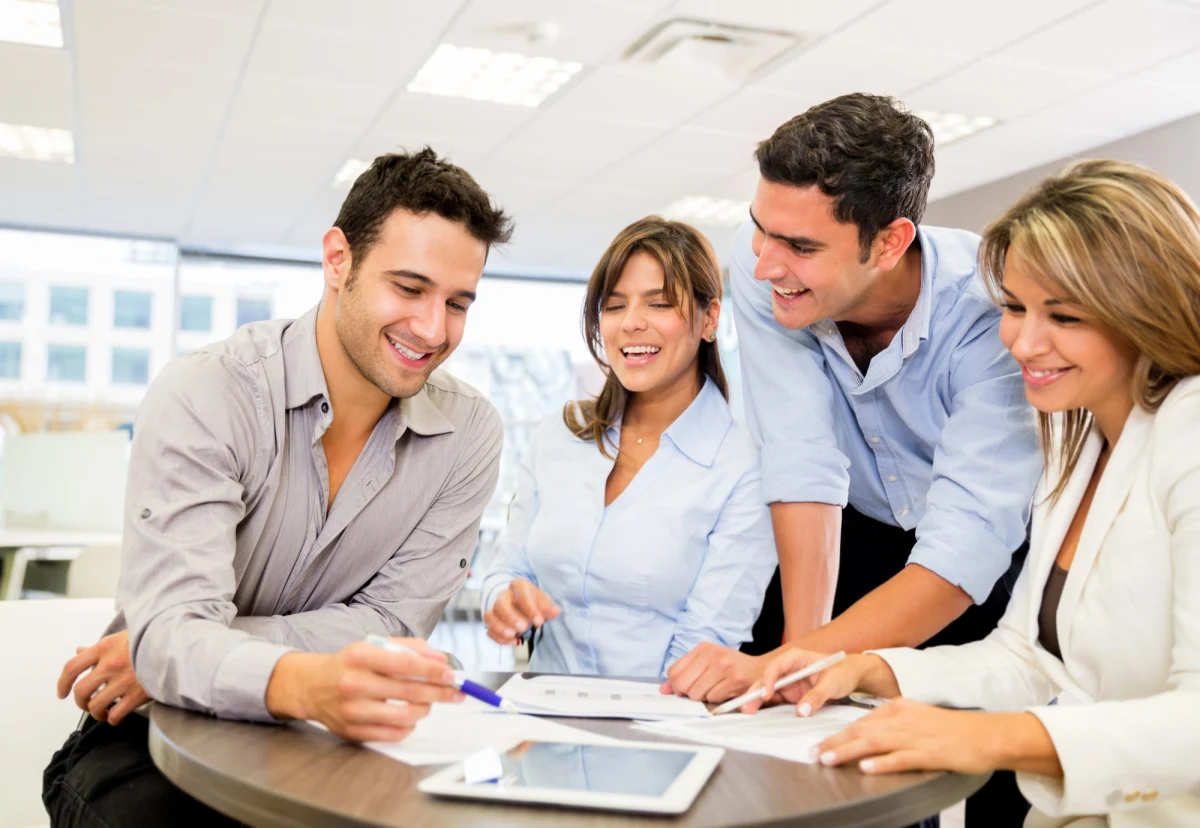 Jako przedstawiciele gatunku Homo Sapiens chętnie wiążemy swoje przymioty z bezprecedensowym rozwojem mózgu. Okazuje się jednak, że mózg naszych przodków nie rozwijał się i nie powiększał bez przerwy. Około 3000 lat temu nagle się zmniejszył. I właśnie taki, nieco mniejszy, odziedziczyliśmy. Naukowcy z Dartmouth College i Boston University twierdzą na łamach czasopisma "Frontiers in Ecology and Evolution", że ten efekt miał związek z rozwojem więzi społecznych i współpracy w grupie. Nieco na zasadzie, co dwie głowy to nie jedna. Co ciekawe, takie wnioski przyniosły badania prowadzone na społecznościach mrówek. 