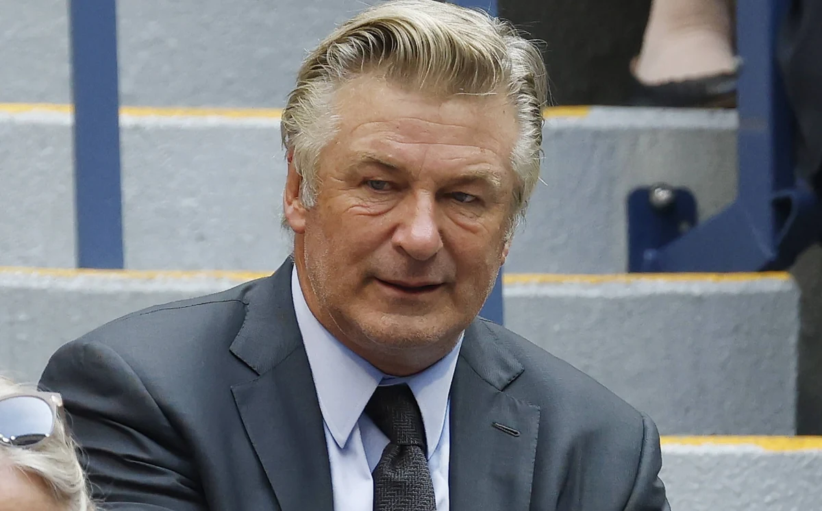 ​Nie ma słów, które opisałyby mój szok i smutek - napisał hollywoodzki aktor Alec Baldwin po tragicznym wypadku, do którego doszło na planie filmu "Rust". Podczas kręcenia jednej ze scen gwiazdor wystrzelił pocisk z pistoletu rekwizytowego. Zginęła 42-letnia operatorka, a ranny został reżyser filmu.