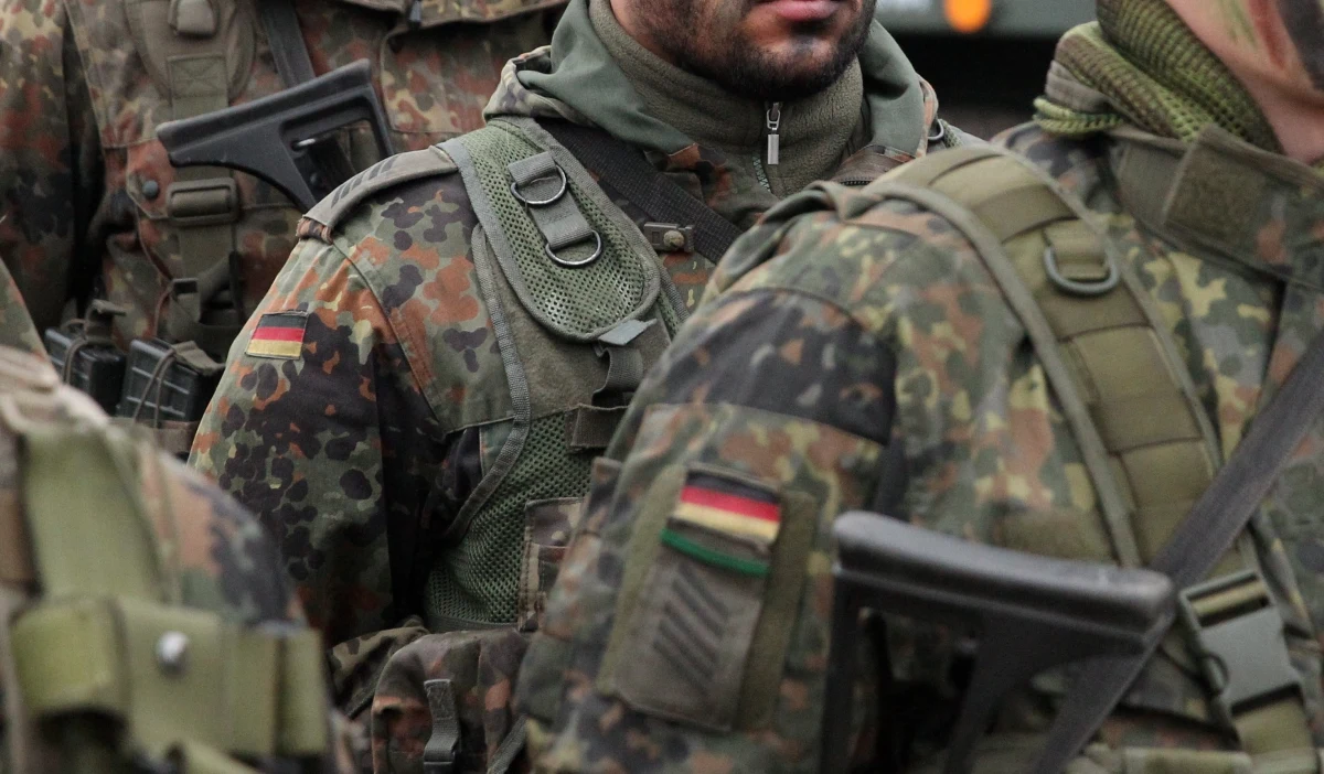 W mieszkaniu aresztowanego oficera Bundeswehry, eksperta od materiałów wybuchowych, śledczy znaleźli pokaźną kolekcję broni, a także materiały radioaktywne i tajne akta na temat Korei Północnej - pisze tygodnik "Der Spiegel". 