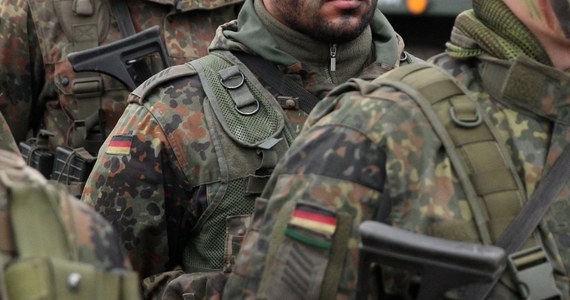 W mieszkaniu aresztowanego oficera Bundeswehry, eksperta od materiałów wybuchowych, śledczy znaleźli pokaźną kolekcję broni, a także materiały radioaktywne i tajne akta na temat Korei Północnej - pisze tygodnik "Der Spiegel". 