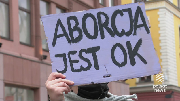 Wróciły demonstracje, wrócił gorący spór o aborcję. Dokładnie rok temu Trybunał Konstytucyjny uznał przerywanie ciąży z powodu wad płodu za niezgodne z konstytucją. W rocznicę wyroku odbyły się protesty strajku kobiet. Materiał dla "Wydarzeń" przygotowała Mira Skórka.