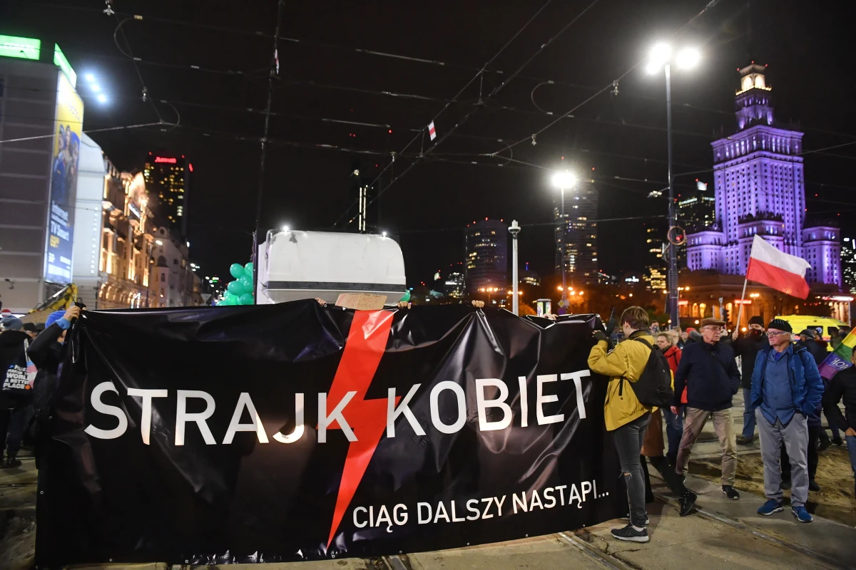 ​Przed godz. 20 zakończył się protest w rocznicę orzeczenia Trybunału Konstytucyjnego ws. aborcji. Manifestanci ponownie, podobnie jak rok temu, protestowali przeciw zaostrzeniu przepisów w tej kwestii. Zbierali także podpisy pod obywatelskim projektem ustawy: "Legalna aborcja. Bez kompromisów".